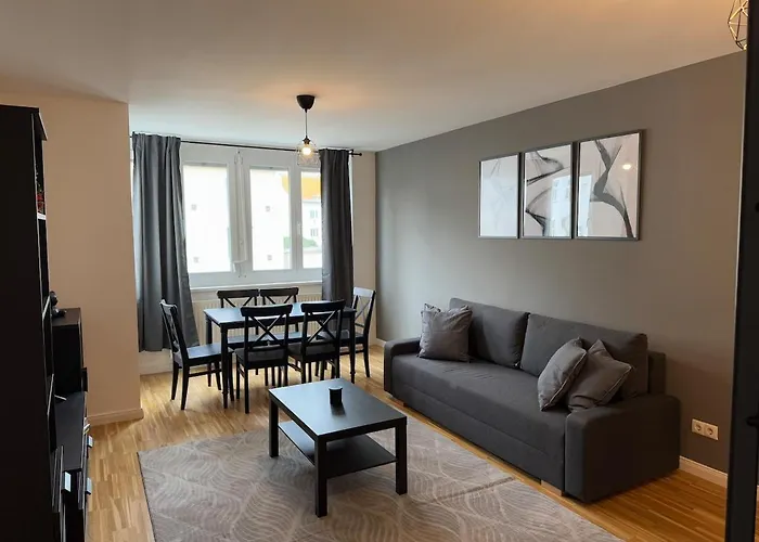 2Br, Danube, Central, U6 & S-Bahn - Axara Housing Brn 33